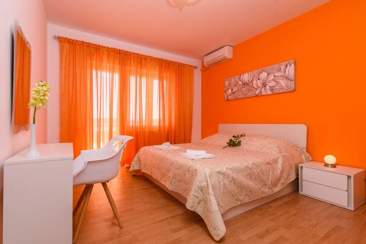 Accommodation Mamut Трогир Апартаменты